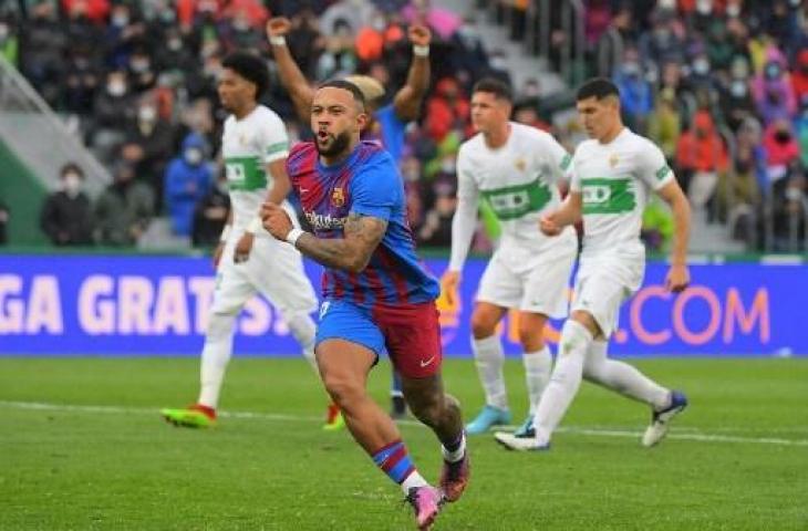 Selebrasi Memphis Depay usai cetak gol saat Barcelona kalahkan Elche 2-1. (JOSE JORDAN / AFP)