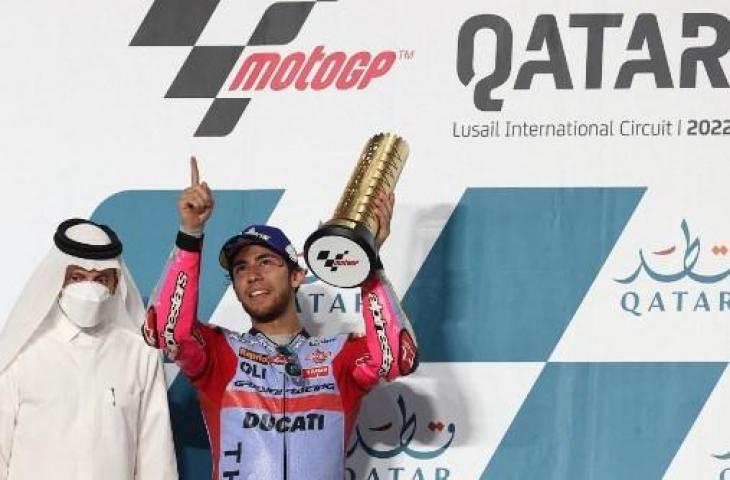 Pebalap Gresini Racing, Enea Bastianini saat juara MotoGP Qatar 2022. (KARIM JAAFAR / AFP)