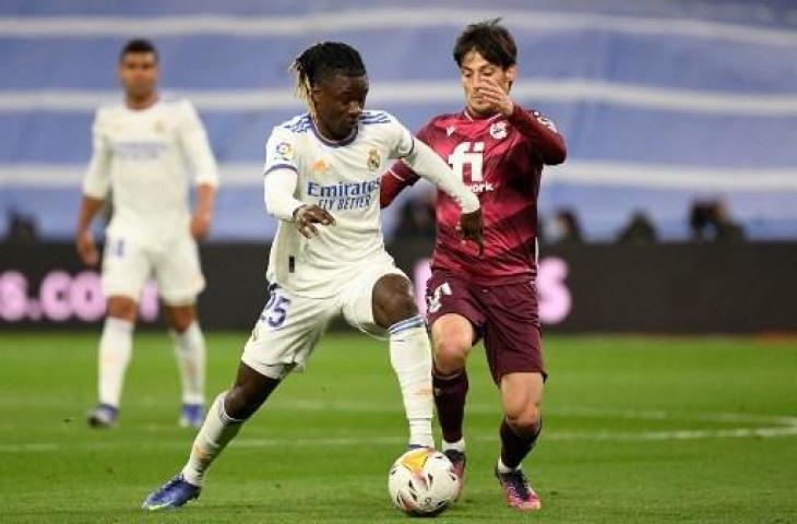 Aksi Eduardo Camavinga saat Real Madrid kalahkan Real Sociedad 4-1. (PIERRE-PHILIPPE MARCOU / AFP)