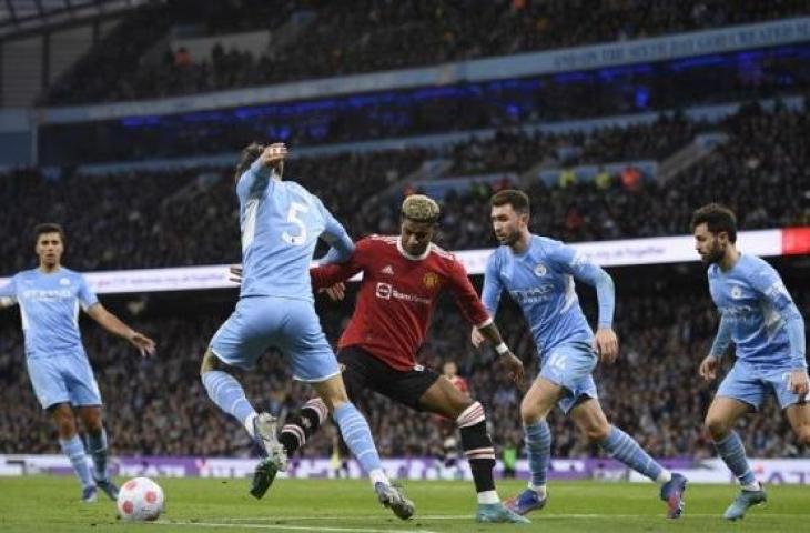 Striker Manchester United, Marcus Rashford dikepung pemain Manchester City di Stadion Etihad. (Oli SCARFF / AFP)