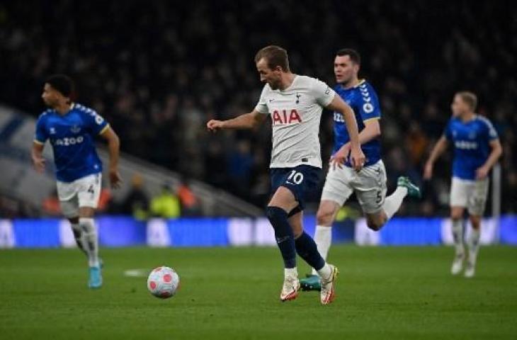 Potret aksi Harry Kane saat Tottenham Hotspur hajar Everton 5-0. (BEN STANSALL / AFP)