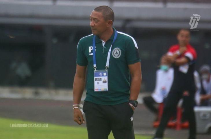 I Putu Gede Dwi Santoso saat masih menukangi PSS Sleman. (Dok. LIB)