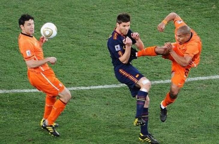 Potret tekel mengerikan Nigol de Jong ke Xabi Alonso di Piala Dunia 2010. (CARL DE SOUZA / AFP)