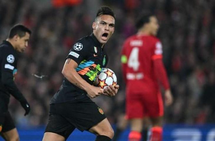 Lautaro Martinez merayakan gol saat Inter Milan tundukkan Liverpool 1-0 di leg kedua 16 besar Liga Champions. (PAUL ELLIS / AFP)