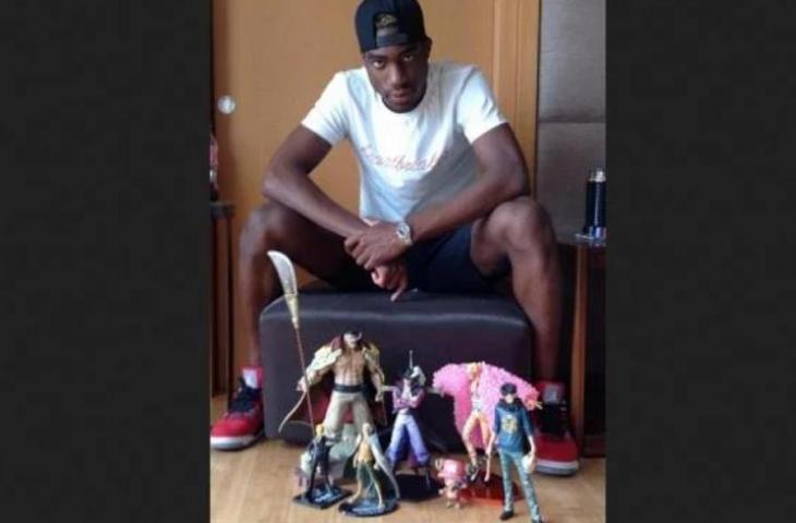 Geoffrey Kondogbia memamerkan koleksi karakter One Piece. (Dunia Game)