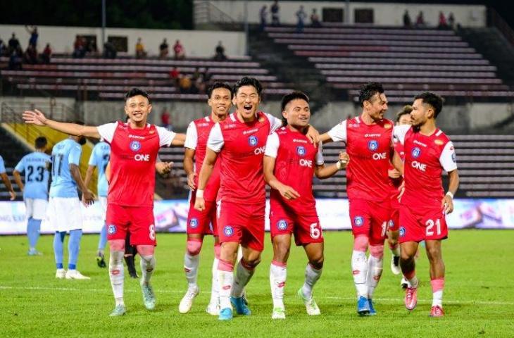 Saddil Ramdani melakukan selebrasi bersama rekan setimnya usai cetak gol untuk Sabah FC. (Dok. Sabah FC)