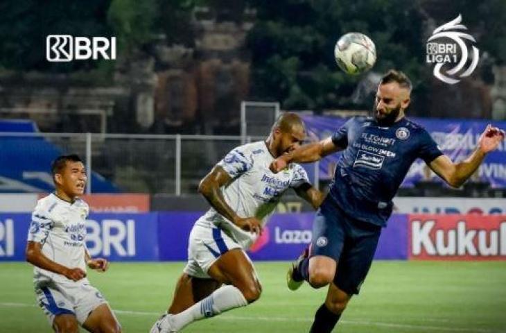 Potret duel Arema FC vs Persib Bandung di Liga 1 2021. (Instagram/liga1match)