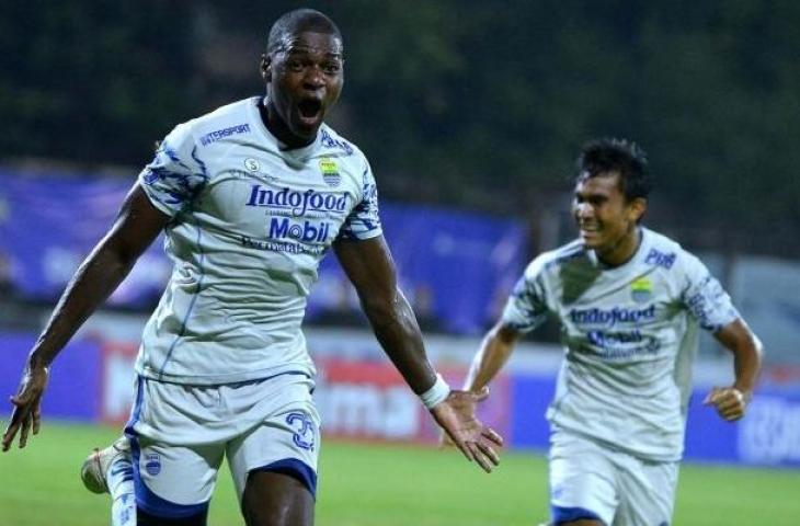 Pemain Persib Bandung Bruno Cunha Cantanhede (kiri) berselebrasi usai mencetak gol ke gawang Arema FC saat pertandingan Liga 1 di Stadion I Gusti Ngurah Rai, Denpasar, Bali, Rabu (9/3/2022). Persib Bandung berhasil mengalahkan Arema FC dengan skor 2-1 ANTARA FOTO/Fikri Yusuf/aww.