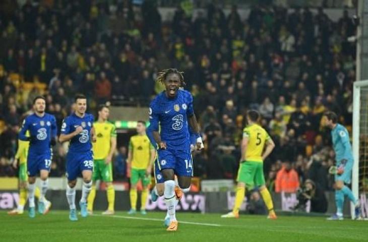 Selebrasi Trevor Chalobah usai cetak gol kemenangan Chelsea atas Norwich City dengan skor 3-1. (GLYN KIRK / AFP)