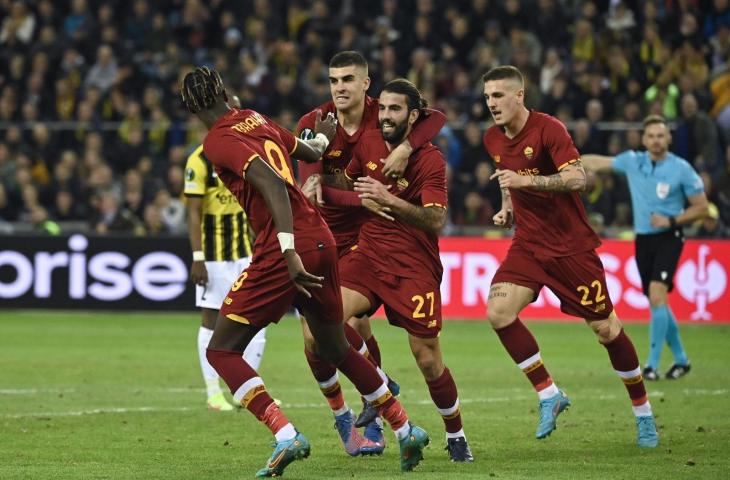 Selebrasi Sergio Oliviera usai cetak gol tunggal kemenangan AS Roma atas Vitesse di Liga Konferensi. (Twitter/@OfficialASRoma)