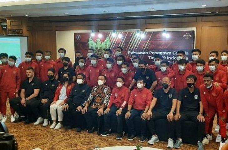 Ketua Umum PSSI, Mochamad Iriawan melepas keberangkatan skuad Timnas Indonesia U-19 training camp (TC) di Korea Selatan (Suara.com/Adie Prasetyo Nugraha).