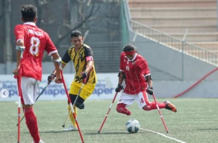 Tim Nasional Sepak bola Amputasi Indonesia saat menghadapi Malaysia dalam laga kualifikasi Piala Dunia 2022 alias Amputee Football World Cup 2022 zona Asia Timur di Bangladesh, Minggu (13/3/2022). [Instagram/@inaf_official]