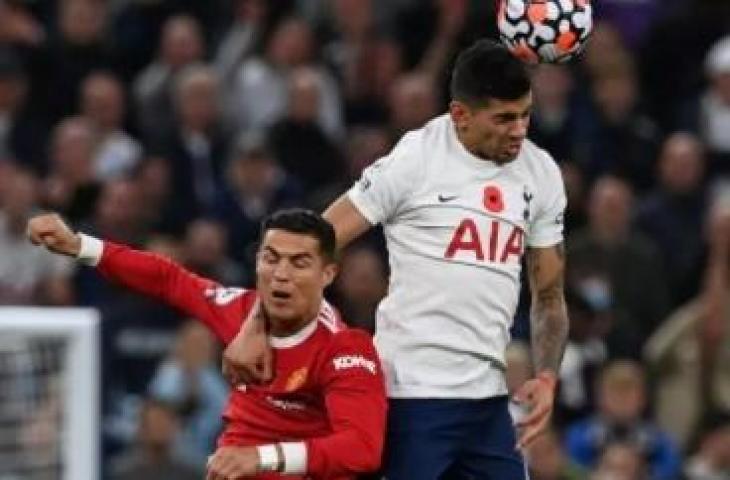 Bek sentral Tottenham Hotspur, Cristian Romero (kanan) dan pemain Man United Cristiano Ronaldo (kiri). [GLYN KIRK / AFP]