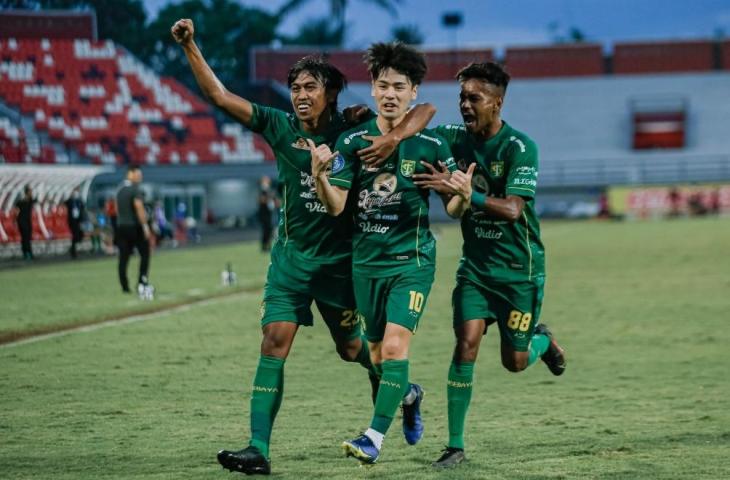 Taisei Marukawa merayakan gol bersama Ady Setiawan dan Alwi Slamat. (Dok. Persebaya)