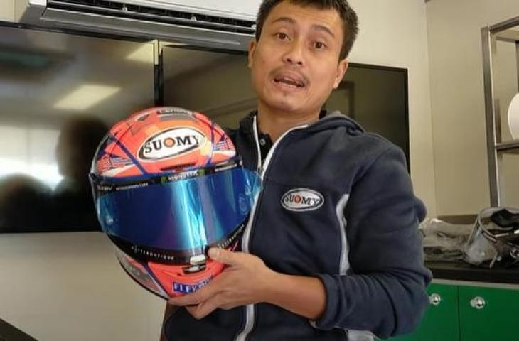 Teknisi helm MotoGP Mugiyono. (YouTube)