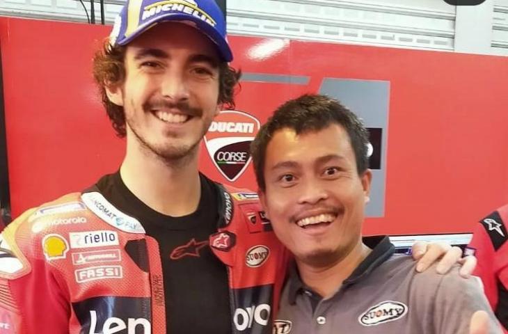 Teknisi helm MotoGP Mugiyono bersama Francesco Bagnaia. (Instagram/@nathania Mugiyono)