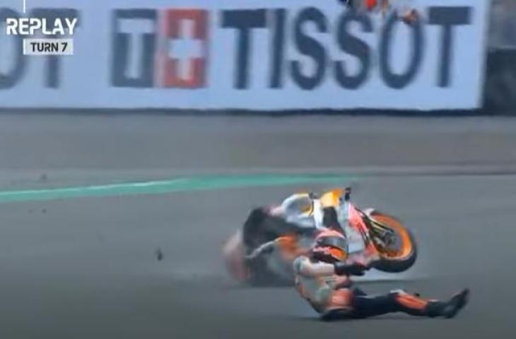 Marc Marquez crash parah saat warm up MotoGP Mandalika 2022. (bidikan layar YouTube)