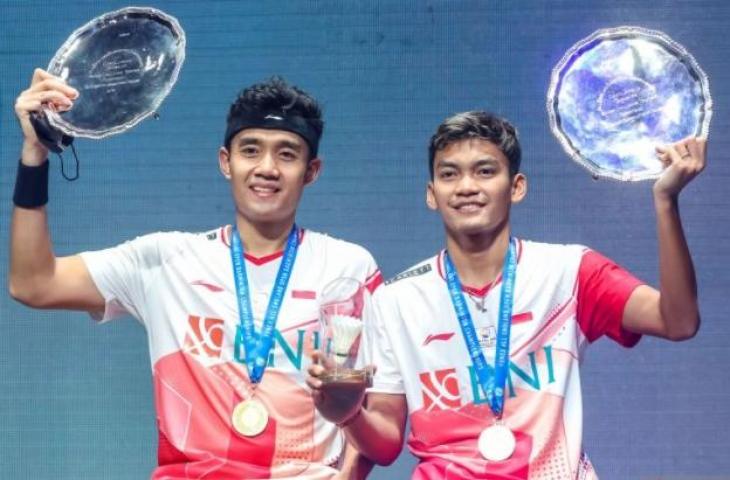 Ganda Putra Indonesia Bagas Maulana (kiri) dan Muhammad Shohibul Fikri mengangkat trofi juara usai laga final nomor ganda putra All England di Utilita Arena Birmingham, Inggris, Minggu (20/3/2022). (ANTARA FOTO/HO/PBSI-Badminton Photo/wpa/foc)