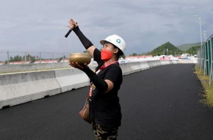 Rara melakukan ritual tradisional agar cuaca cerah saat sesi latihan MotoGP Mandalika 2022 di Sirkuit Internasional Mandalika, Lombok Tengah, Jumat (18/3/2022). [SONNY TUMBELAKA / AFP]