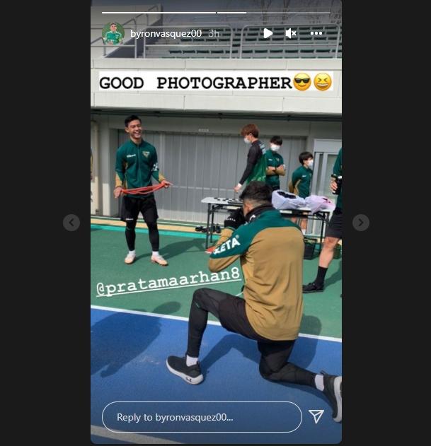 Pemain Tokyo Verdy jadi fotografer dadakan Arhan. (Instagram/byronvasquez00)