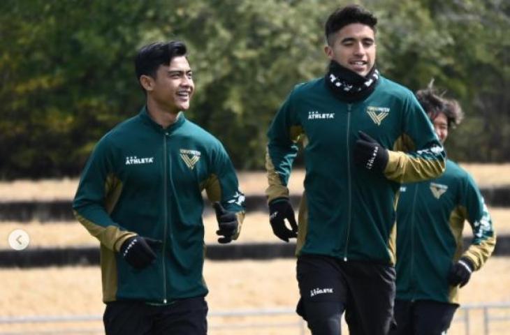 Pratama Arhan dan rekan setimnya, Byron Vazquez. (Instagram/tokyo_verdy)