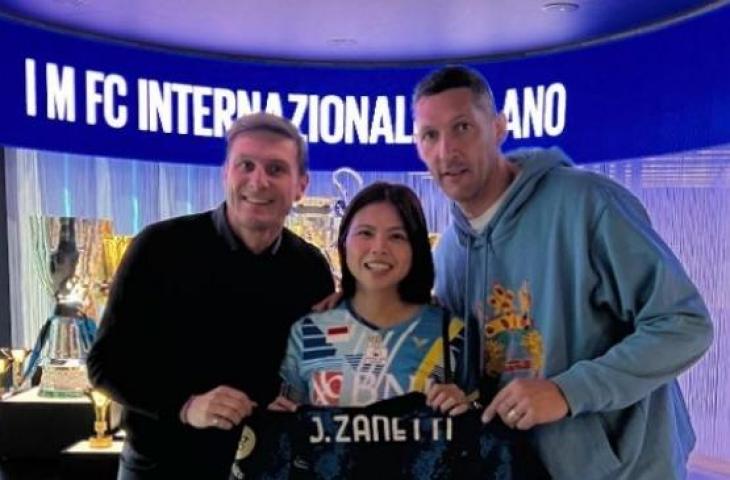 Greysia Polii Sambangi Markas Inter Milan, Jumpa Dua Legenda Nerazzurri, Javier Zanetti dan Marco Materazzi. [Twitter/@Inter_id]