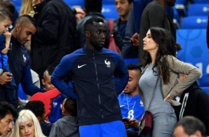 Bacary Sagna dan istrinya, Ludivine Kadri, berbicara usai pertandingan Timnas Prancis vs Islandia pada 3 Juli 2016. [AFP]