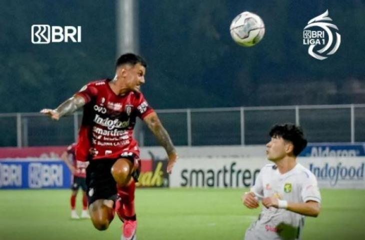 Potret duel Stefano Lilipaly menghadapi Taisei Marukawa saat Bali United dikalahkan Persebaya Surabaya 0-3 di Liga 1 2021. (Instagram/liga1match)