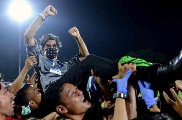 Pemain dan ofisial Bali United mengangkat pelatih Stefano Cugurra usai meraih gelar juara Liga 1 2021 meski kalah 0-3 lawan Persebaya Surabaya di pekan ke-33. di Stadion I Gusti Ngurah Rai, Denpasar, Bali, Jumat (25/3/2022). (ANTARA FOTO/Fikri Yusuf/rwa)