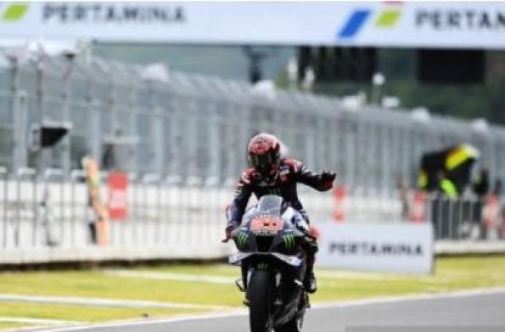 Pembalap Monster Energy Yamaha Fabio Quartararo melaju di pitlane saat sesi latihan bebas 4 (FP4) MotoGP seri Pertamina Grand Prix of Indonesia 2022 di Pertamina Mandalika International Street Circuit, Lombok Tengah, NTB, Sabtu (19/3/2022). ANTARA FOTO/Andika Wahyu