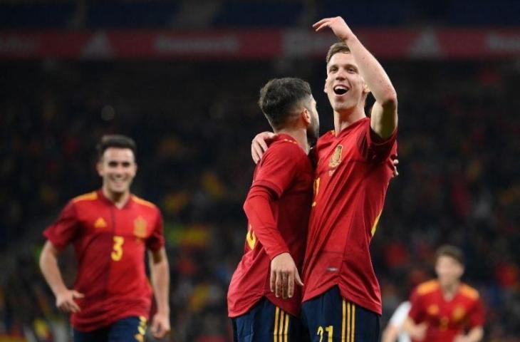 Striker Spanyol Dani Olmo (kanan) merayakan gol bersama rekan satu tim dalam pertandingan persahabatan Spanyol melawan Albania di Stadion RCDE di Cornella de Llobregat dekat Barcelona pada 26 Maret 2022. (AFP/LLUIS GENE)