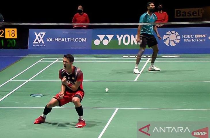 Tangkapan layar - Jonatan Christie dari Indonesia (depan) melakukan selebrasi usai memenangkan pertandingan tunggal putra dan berhasil menjuarai nomor tunggal putra Swiss Open 2022 setelah mengalahkan wakil India Prannoy H.S. dua gim langsung 21-12, 21-18, dalam partai final di Basel, Minggu (27/3/2022). ANTARA/Youtube BWF TV/pri. (ANTARA/Youtube BWF TV)