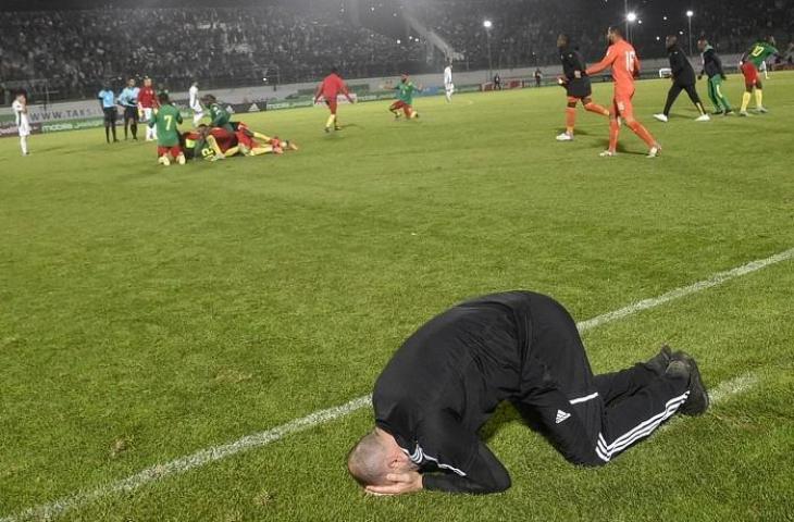 Pelatih Aljazair Djamel Belmadi bersedih usai timnya gagal lolos ke Piala Dunia 2022 setelah dikalahkan Kamerun, Rabu (30/3/2022). (AFP/Ryad Kramdi)