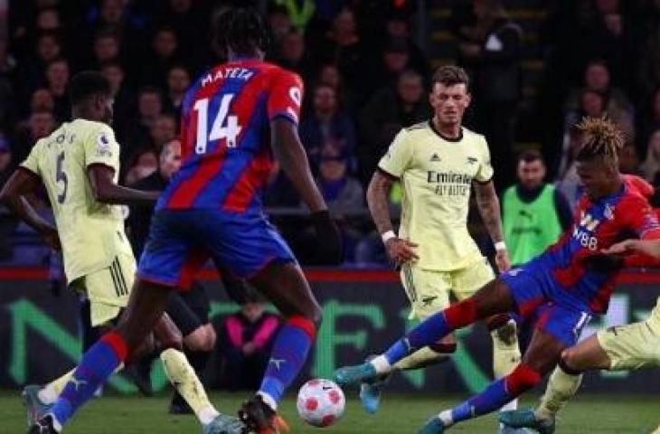 Bek Arsenal asal Portugal, Cedric Soares (kanan) bersaing dengan striker Crystal Palace asal Pantai Gading Wilfried Zaha (kedua dari kanan) selama pertandingan pekan ke-31 Liga Inggris antara Crystal Palace vs Arsenal di Selhurst Park di London selatan pada 4 April 2022. Adrian DENNIS / AFP.