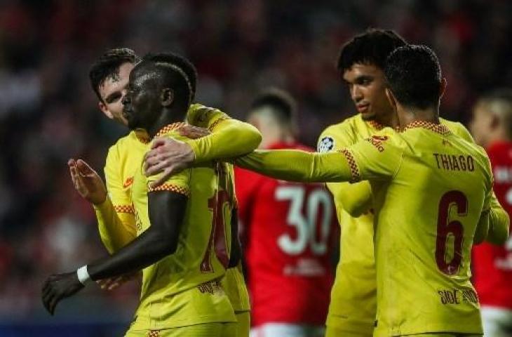 Striker Liverpool, Sadio Mane, melakukan selebrasi bersama rekan setimnya usai bobol gawang Benfica. (CARLOS COSTA / AFP)