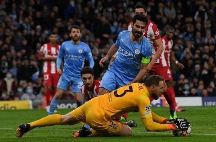 Aksi kiper Atletico Madrid, Jan Oblak membendung serangan Manchester City yang dimotori Ilkay Gundogan. (PAUL ELLIS / AFP)