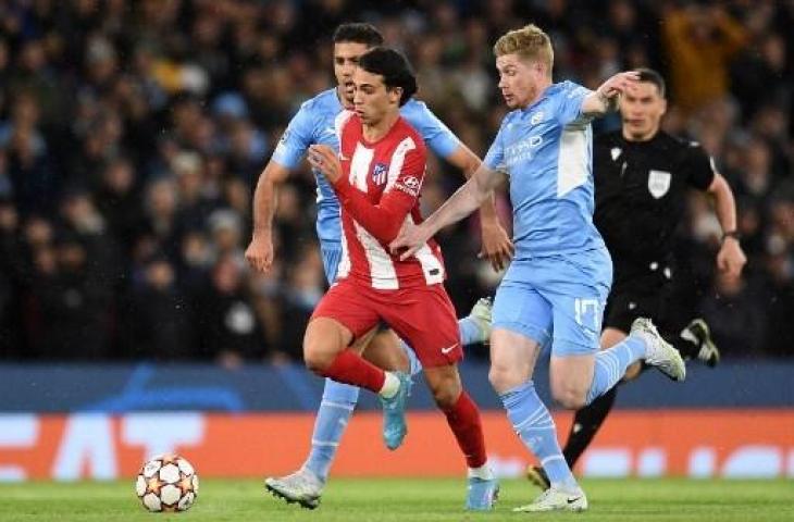 Aksi duel Kevin De Bruyne dengan Joao Felix saat Manchester City kalahkan Atletico Madrid 1-0. (OLI SCARFF / AFP)