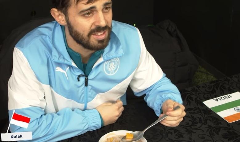 Bernardo Silva cicipi kolak yang biasa jadi takjil. (YouTube/Man City)