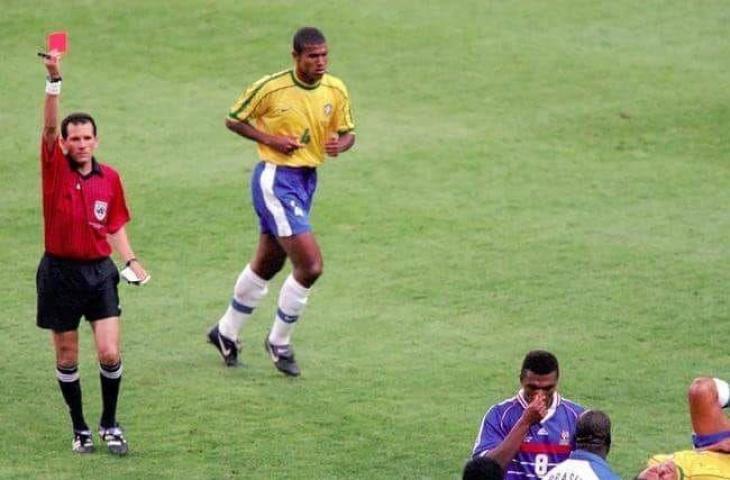 Said Belqola saat memimpin final Piala Dunia 1998 antara Prancis vs Brasil. (Twitter/@HistoryVille)