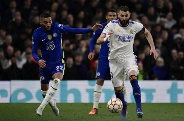 Karim Benzema berduel dengan Hakim Ziyech saat Real Madrid tumbangkan Chelsea 3-1 di Liga Champions. (JAVIER SORIANO / AFP)