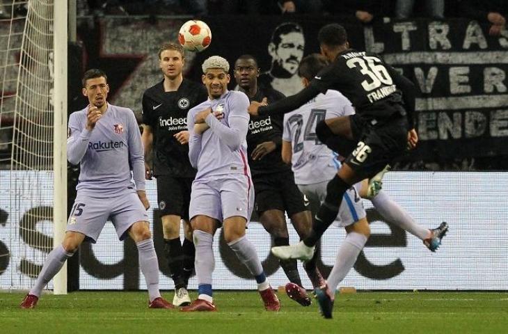  Barcelona ditahan imbang  Eintracht Frankfurt di perempat final Liga Europa, Jumat (8/4/2022) dini hari WIB/ (AFP/Daniel Roland)