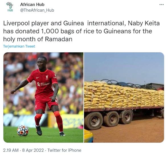 Naby Keita bagi-bagi beras di Guinea. (Twitter/@TheAfrican_Hub)