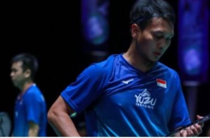 Pasangan ganda putra Indonesia, Hendra Setiawan/Mohammad Ahsan, terhenti kiprahnya di babak perempat final All England 2020 setelah kalah di tangan wakil Jepang, Hiroyuki Endo/Yuta Watanabe, Jumat (13/3) waktu setempat. [Humas PBSI]