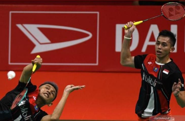 Pebulu tangkis ganda putra Indonesia Fajar Alfian (kiri) dan rekannya Muhammad Rian Ardianto mengembalikan kok ke arah lawan senegaranya Mohammad Ahsan dan Hendra Setiawan dalam babak semi final Daihatsu Indonesia Masters 2020 di Istora Senayan, Jakarta, Sabtu (18/1/2020). ANTARA FOTO/Aditya Pradana Putra/pd. (ANTARA/ADITYA PRADANA PUTRA)