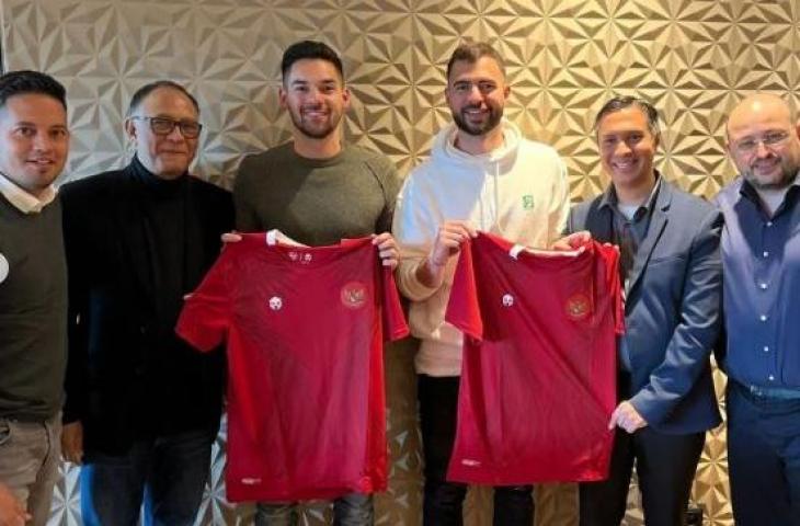 Sandy Walsh dan Jordi Amat pamer jersey Timnas Indonesia saat bertemu dengan Hasani Abdulgani. (Instagram/hasaniabdulgani)