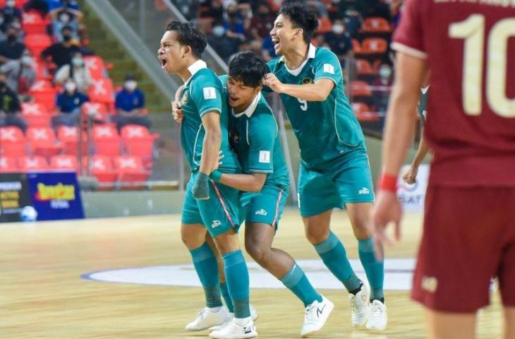 Pemain tim nasional futsal Indonesia Ardiansyah Runtuboy (kiri) merayakan gol yang dibuatnya ke gawang Thailand pada laga final Piala Futsal AFF 2022 di Stadion "Indoor" Hua Mark, Bangkok, Minggu (10/4/2022). Pertandingan itu berakhir dengan skor 2-2 (5-3) untuk kemenangan Thailand via adu penalti. (ANTARA/HO/AFF-FAT)