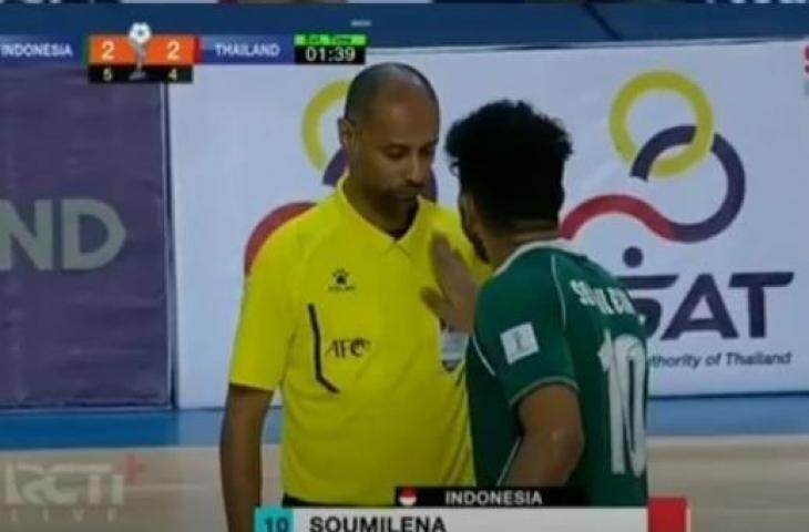 Evan Soumilena dikartu merah wasit. (Dok. RCTI Plus)