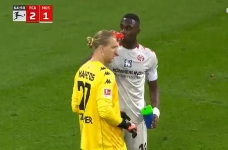 Pemain Mainz, Moussa Niakhate buka puasa di tengah laga. (Twitter/@DLF_Sport)