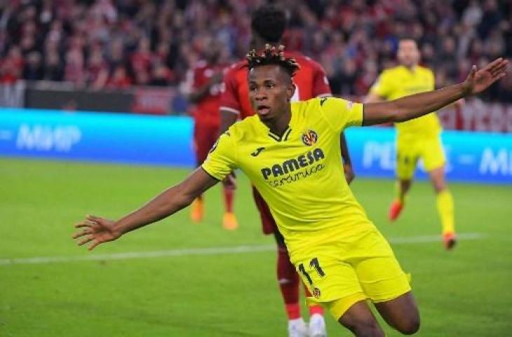 Pemain Villarreal, Samuel Chukwueze melakukan selebrasi usai bobol gawang Bayern Munich. (JOSE JORDAN / AFP)