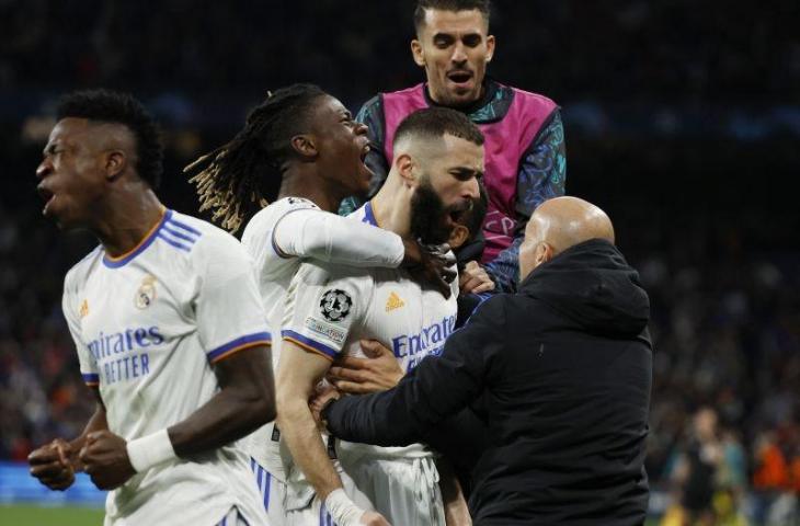 Para pemainReal Madrid merayakan gol Karim Benzema dalam pertandingan leg kedua perempat final Liga Champions lawan Chelsea pada 13 April 2022. ANTARA/REUTERS/JUAN MEDINA